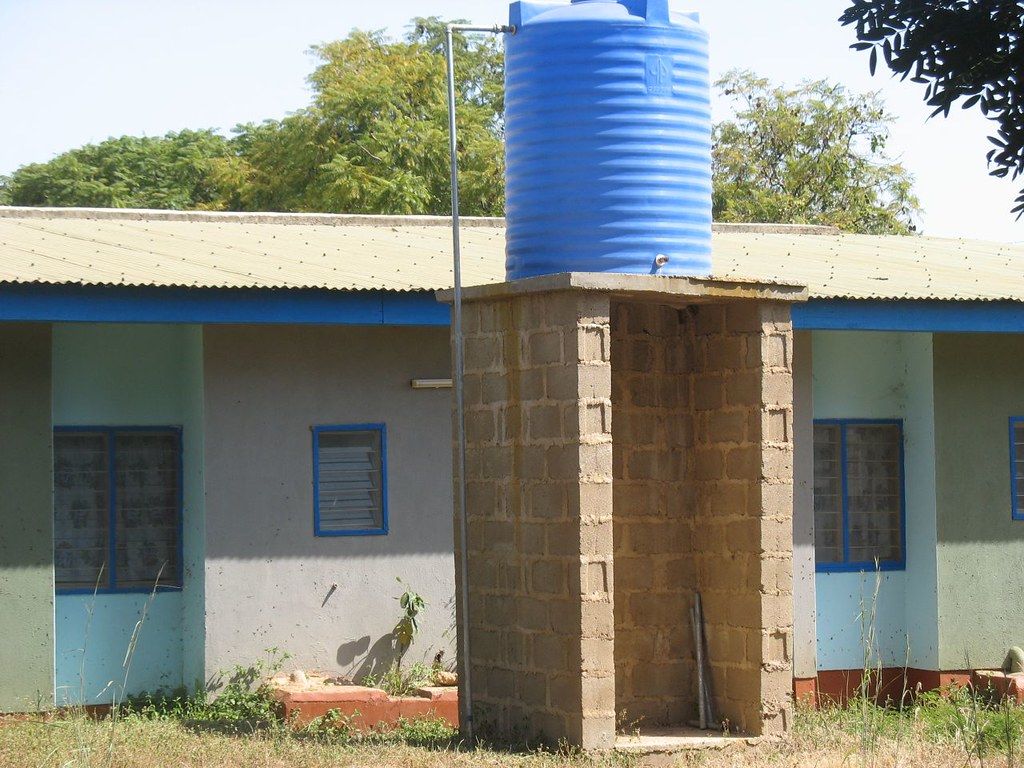 Tanque de agua plástico elevado sobre una torre